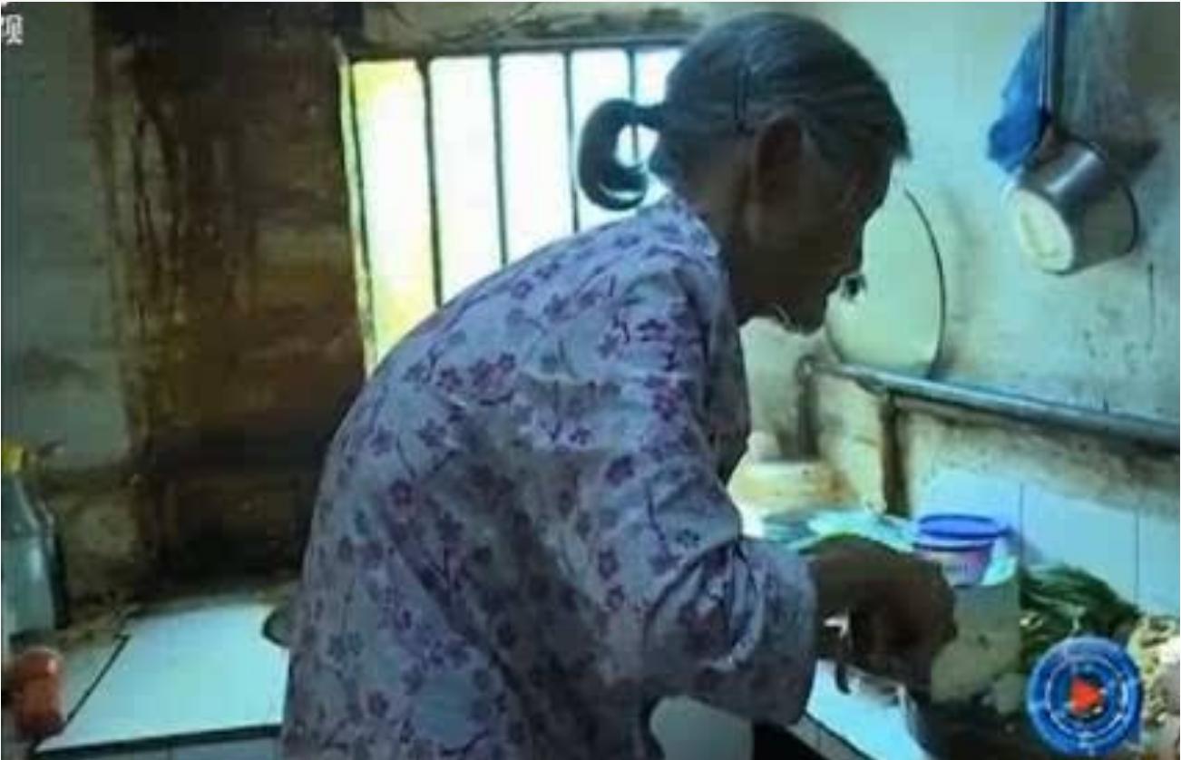 24岁姑娘与85岁老人拍婚纱照,24岁小伙和84岁老奶奶拍婚纱照