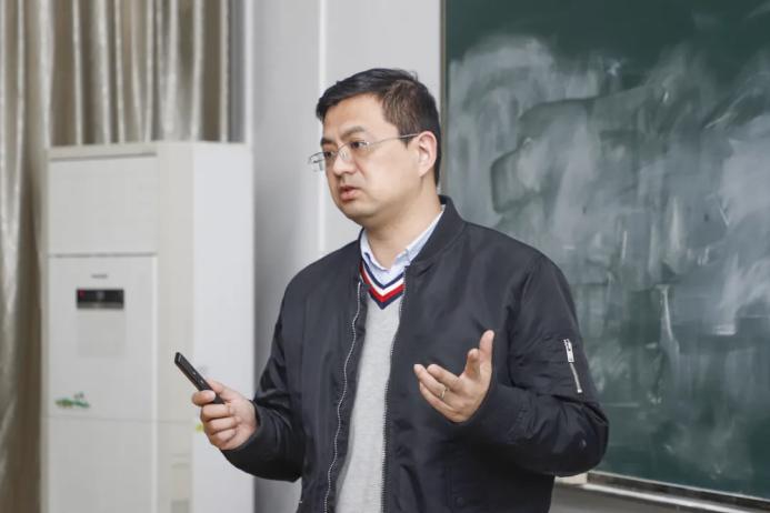 上课时学化妆,上课学化妆