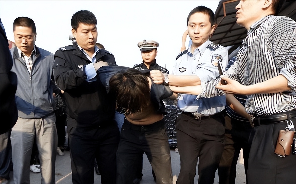 18岁小伙买24支假枪判无期,小伙买假枪被判刑