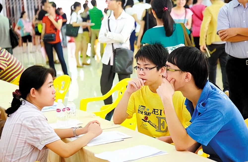 上海毕业生真实工资,上海本科生月入10万