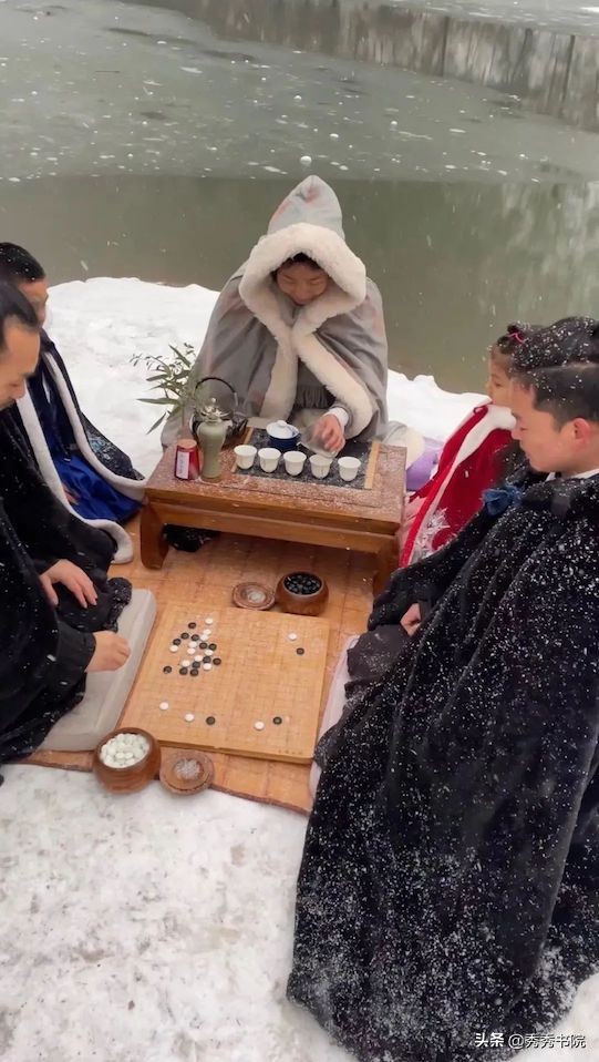 薛山长：这里有我们选编的《古诗五百首》一套，蒙顶甘露一罐