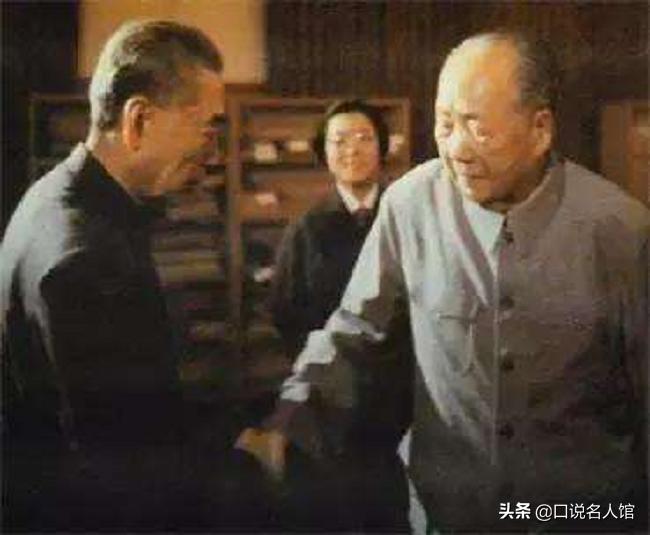 1976年，毛主席晚年看电影，10分钟不到便号啕大哭，被迫中止放映