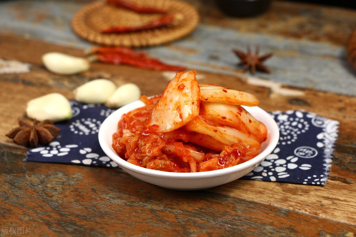 给入境我国的韩国人员戴白牌，对等反制你支持吗？