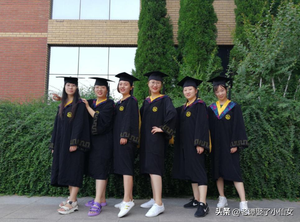 为什么现在大专毕业生都穿学士服,专科学校毕业生有穿学士服吗