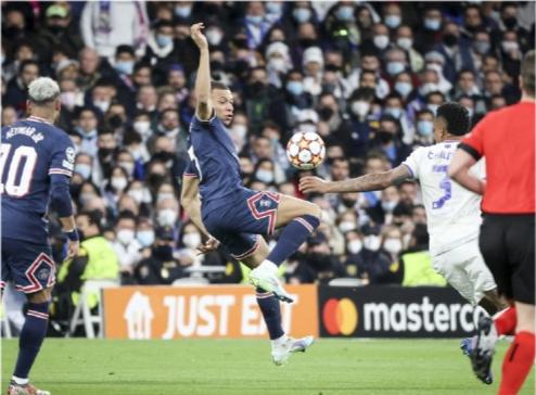 欧冠皇马5-2逆转利物浦本泽马双响,皇马淘汰巴黎本泽马犯规了么