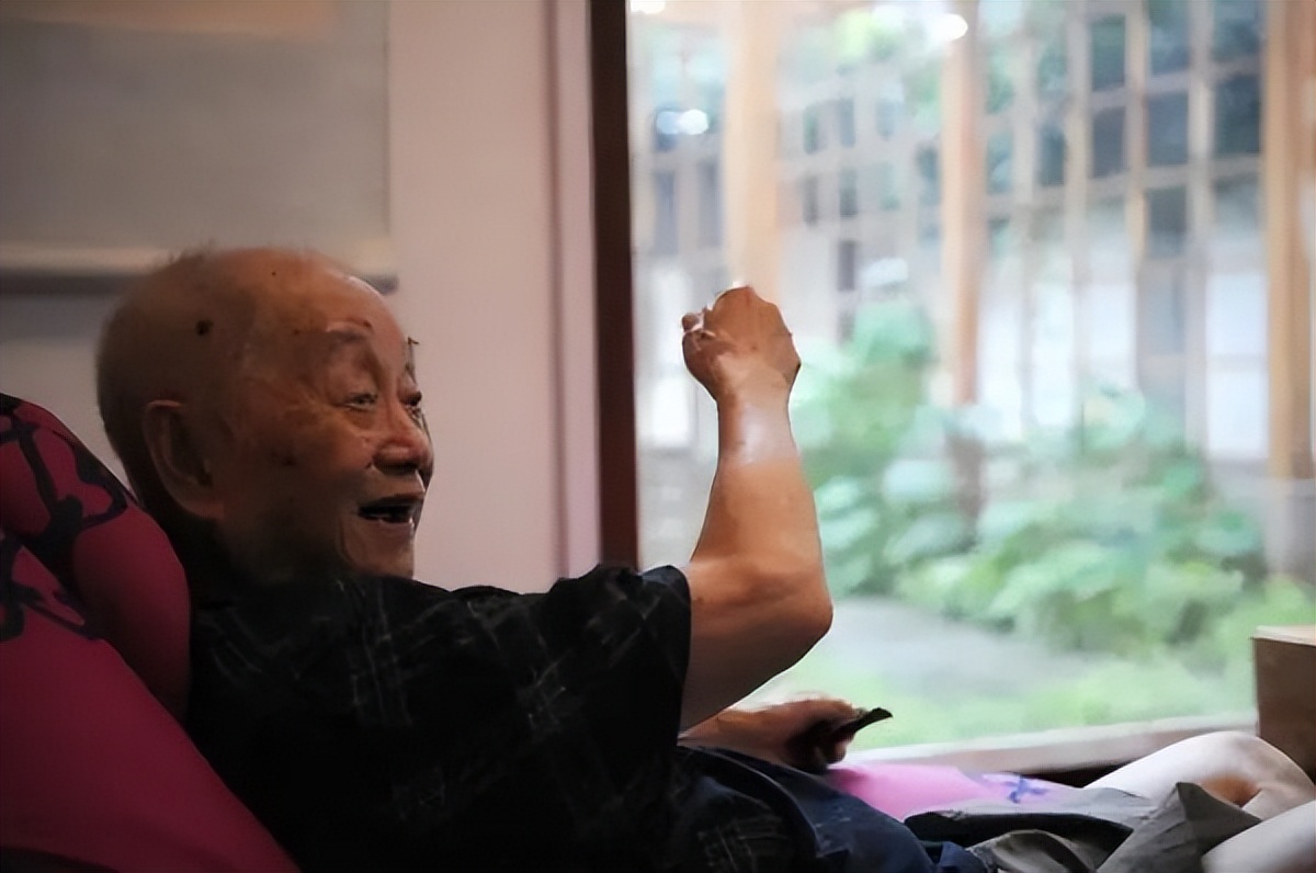 文化巨星陨落，关注度竟然不如“牵手门”，是非观为什么如此荒诞