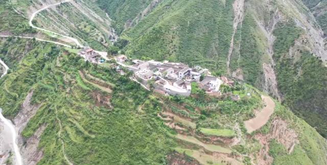 甘肃陇南某个山顶的悬崖村,甘肃陇南礼县悬崖村