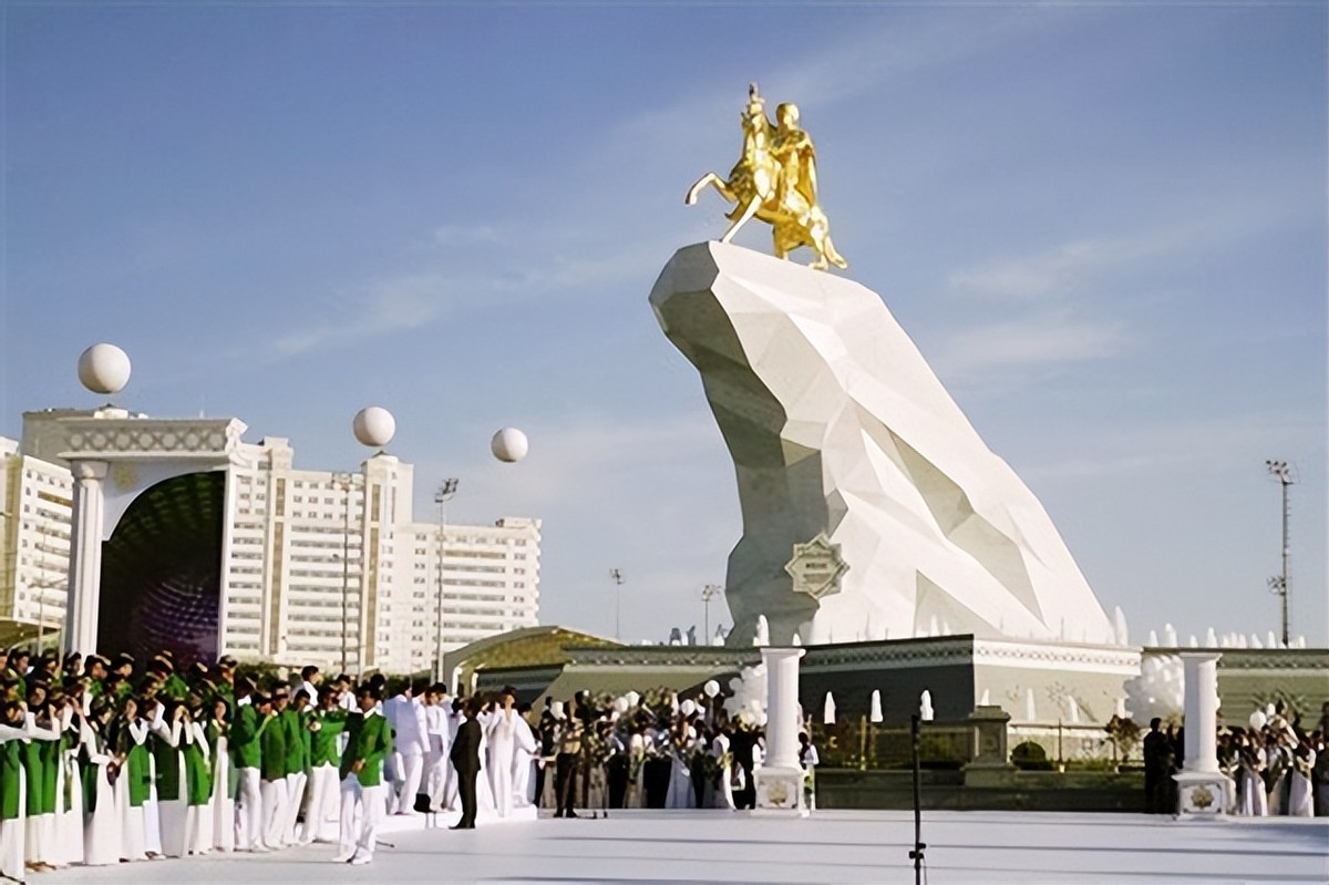 亚洲唯一的一个永久中立国，不用交水电费，汽油每升一毛钱左右