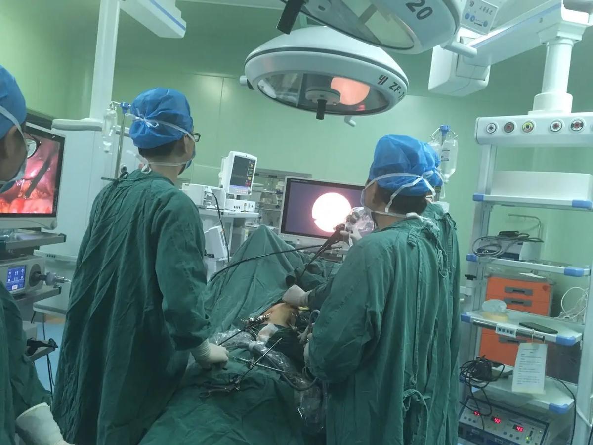 老人后背起一个大脓包不停有脓水,男子后背有个大脓包