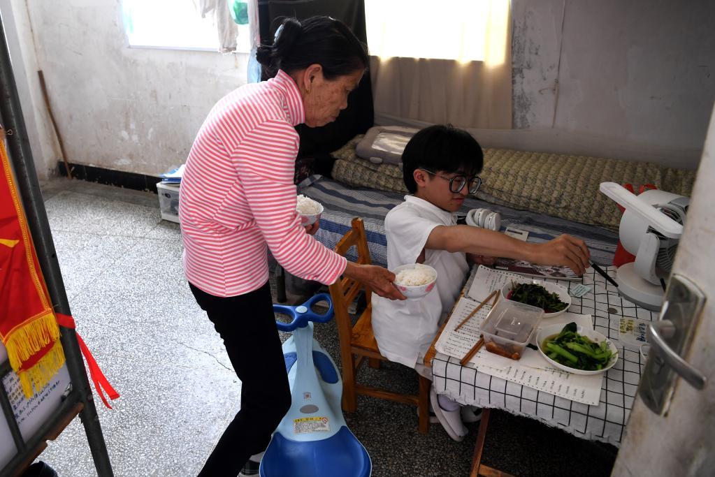 12岁男孩残疾骑扭扭车上学,被担架抬进考场小伙超一本线52分
