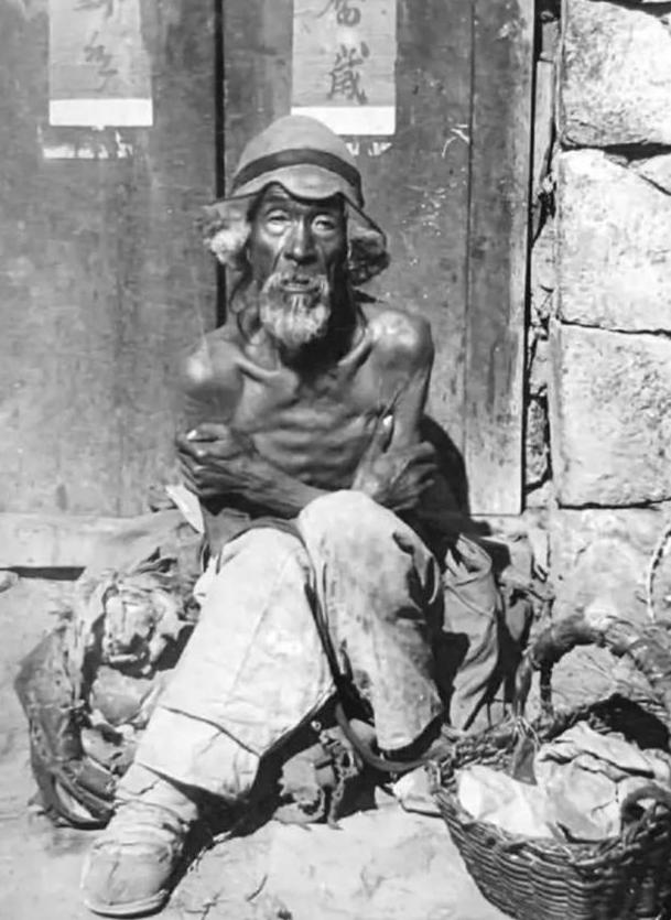 高清老照片：旗人格格大腿岔开豪放洗衣，地主三妻四妾不输女明星