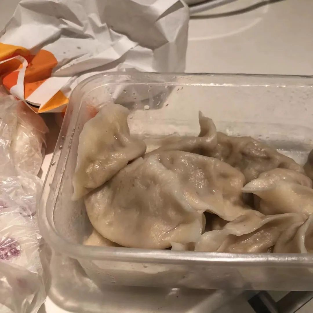 那些选择不租房、长住青旅的年轻人:有人攒钱买房,有人就此躺平