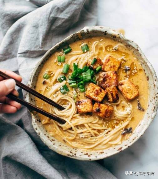 炒菜盐放多了怎么补救,炒菜盐放多了千万别加水加点它