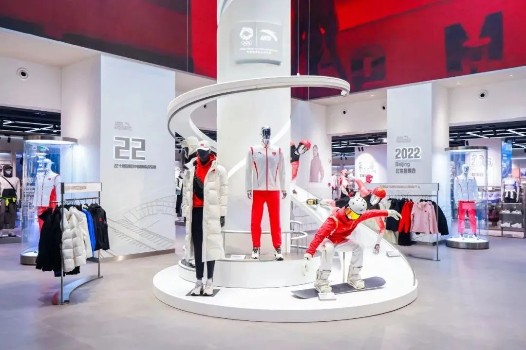 安踏营收超过阿迪达斯,安踏2023营收突破700亿