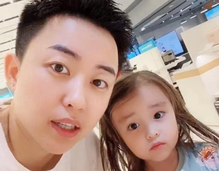 吉林女孩花50万购买国外精子，生下5国混血宝宝，现在过得怎样?