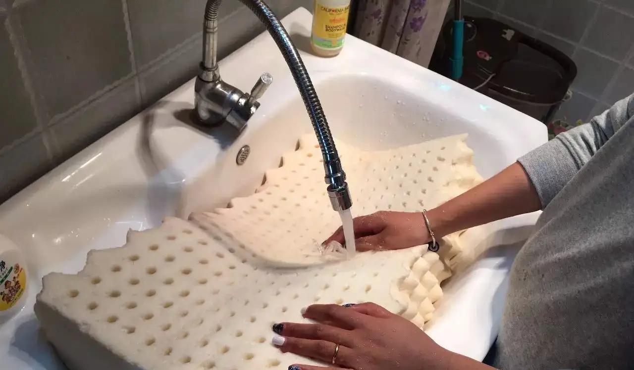 乳胶氧化发黄补救方法,乳胶枕芯发黄怎么清洗最简单方法