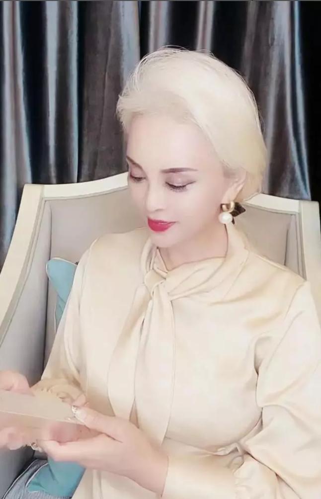 “励志大妈”于书：前夫出轨，两度瘫痪，一夜白头，如今惊艳众人