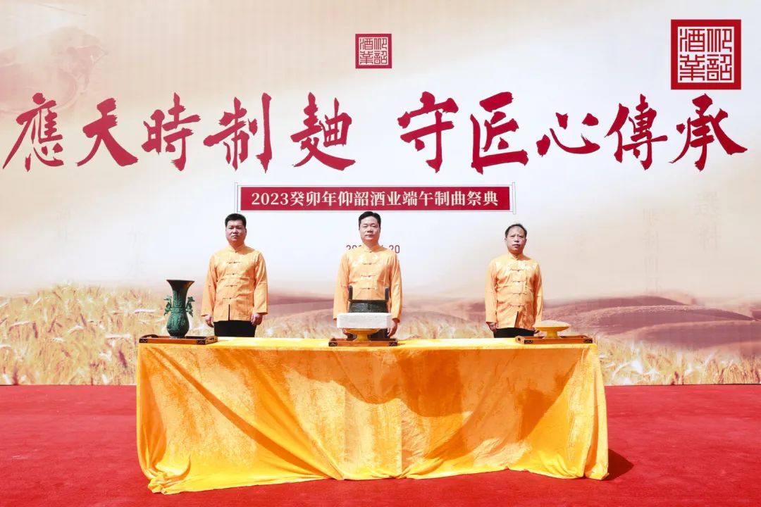 从出圈的仰韶“端午制曲”，看懂一个品牌背后的“匠心”