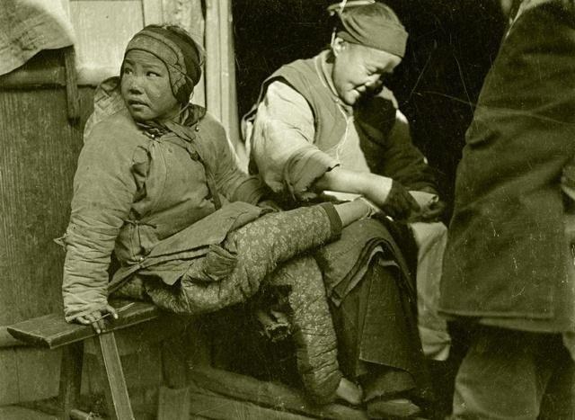 女人小脚为啥叫三寸金莲,古代女人是三寸金莲脚吗