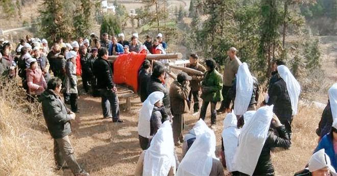 起棺下雨和落棺下雨有什么说法,下葬时下雨浇棺材预兆