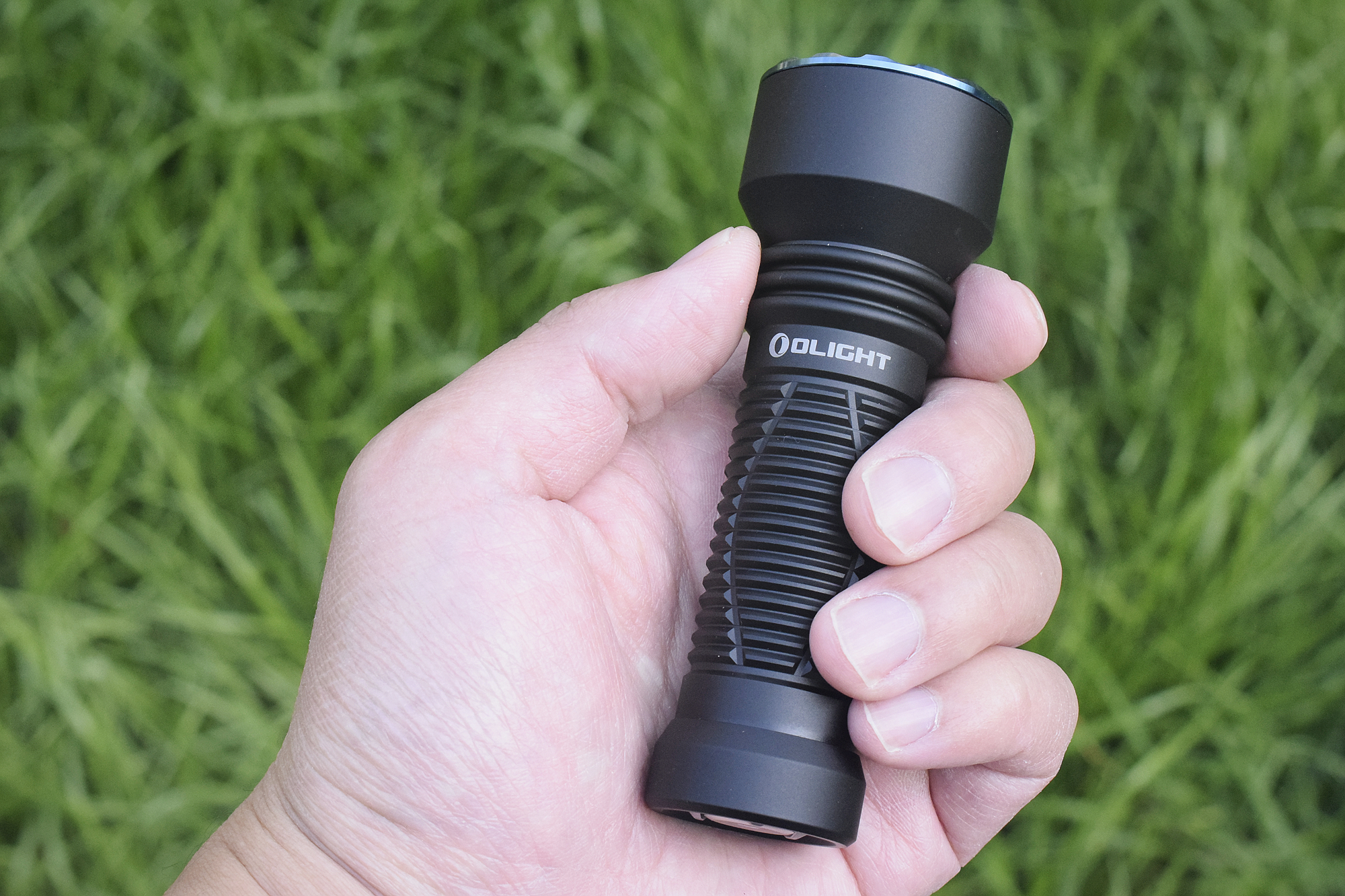 短小精悍的性能均衡之作！傲雷神剑Javelotmini远射战术手电体验