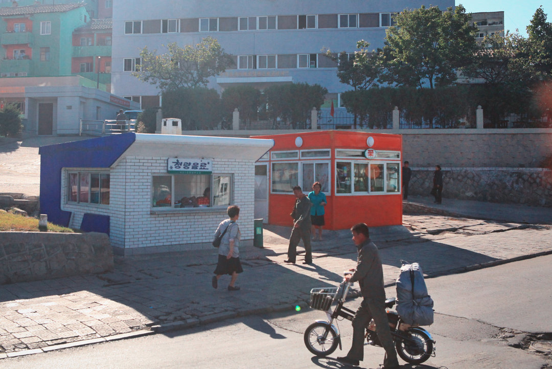 走进朝鲜，平壤街面的小卖部都能买到什么？当地消费让游客很开心