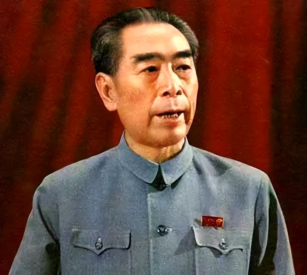 周总理给外宾送行，天降大雨，周总理站在雨里，纹丝不动