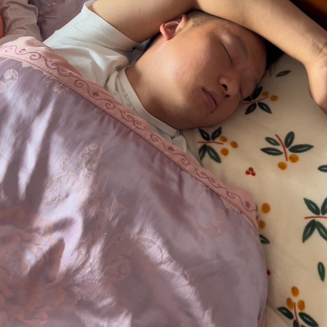 早7点起来做早饭，发现一箱紫薯抽芽了，选了几个能吃的做...