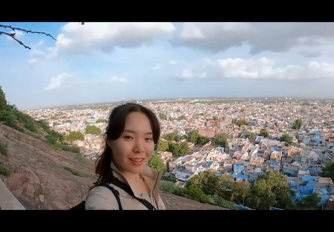 韩国女子单独在印度旅行，被男子跟踪性骚扰，掏生殖器还猥琐微笑