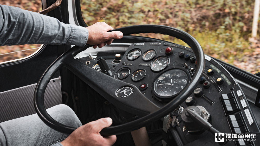 大巴变身移动办公室，德国IT男改装的赛特拉S 410 ESK巴士真惊艳