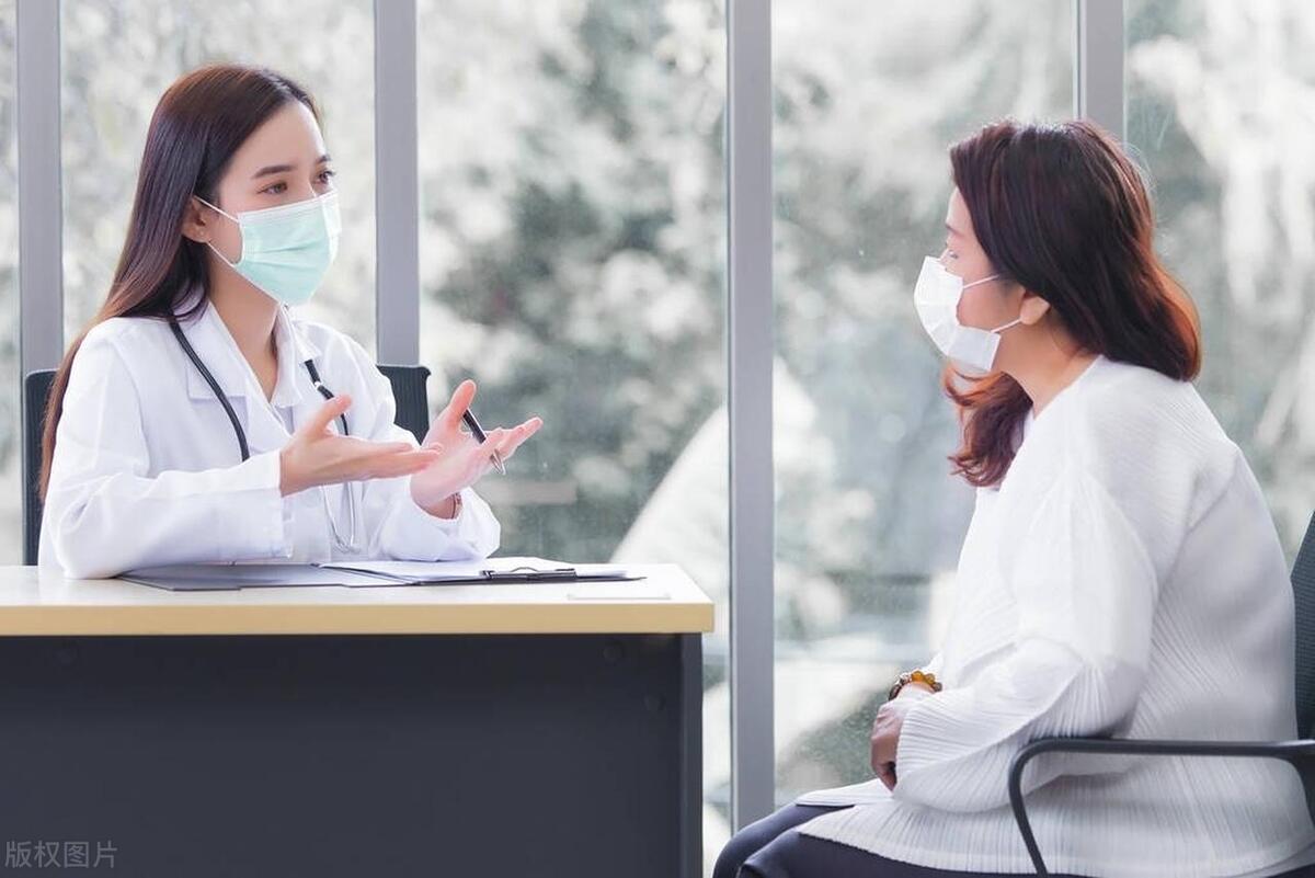 女生经常夹脚尖是好是坏,女生为什么总喜欢夹着脚