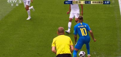 内马尔踢足球的动作怎样学,内马尔散步式踢法第一视角