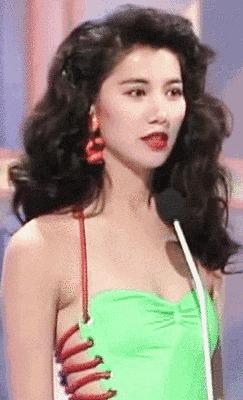 袁咏仪vs佘诗曼,袁咏仪和张智霖相差多少