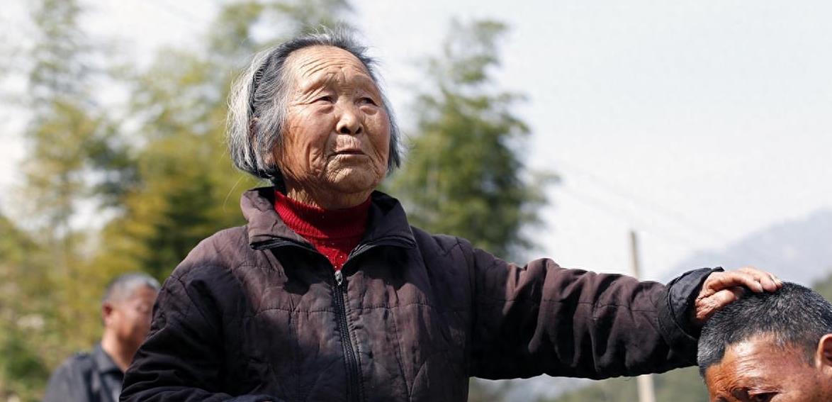 我是52岁的老光棍，娶了一个38岁的处女，新婚当晚差点儿被吓尿了