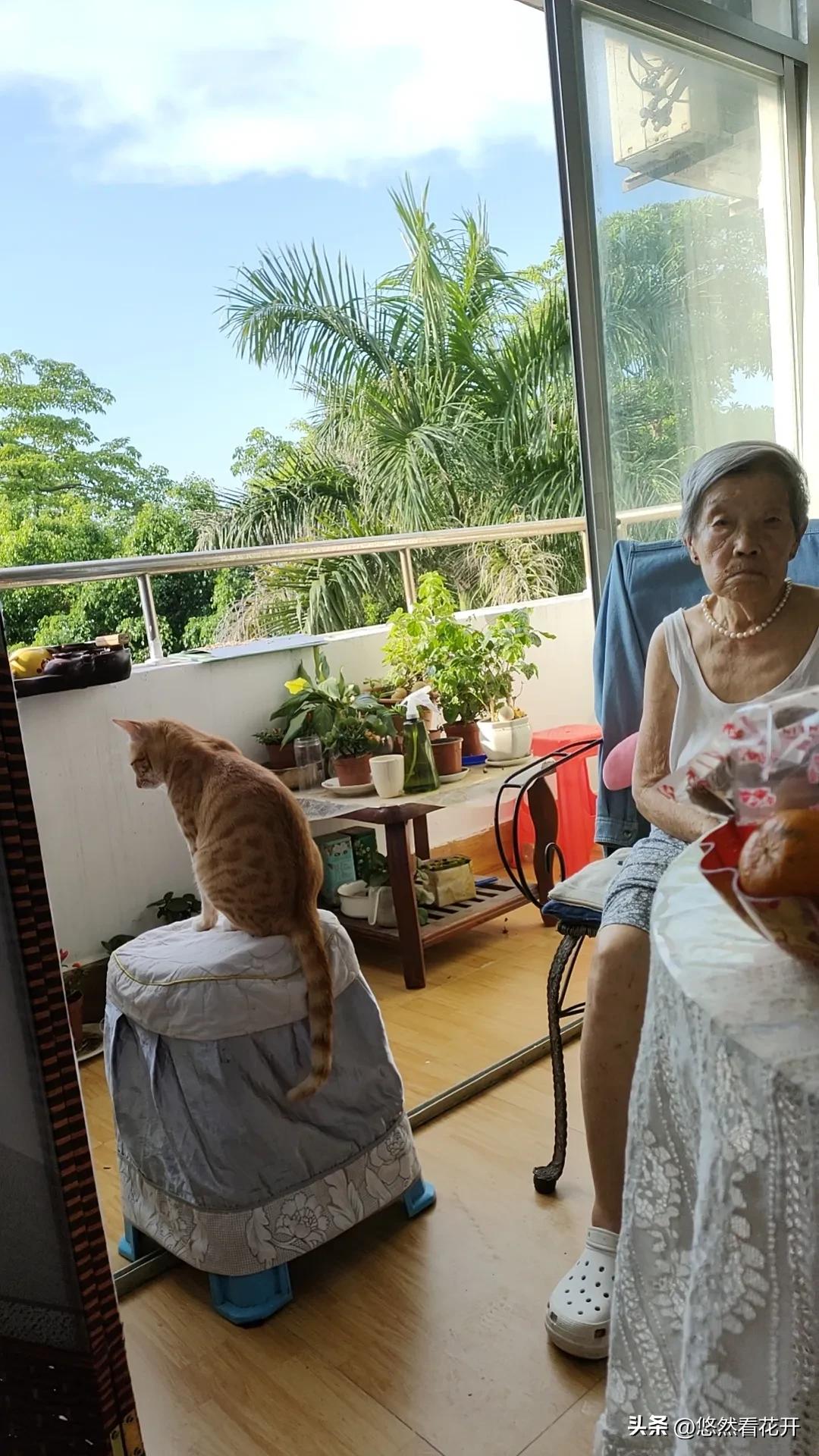 休养，抱妈妈抻着了腰！