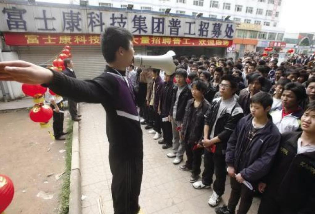 深圳工厂实录：喝酒、撩妹、玩游戏，低学历工人逃不掉的命运