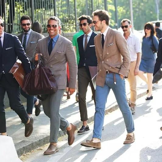 西装袖子上的商标拆不拆,西装袖子上的商标为什么要折