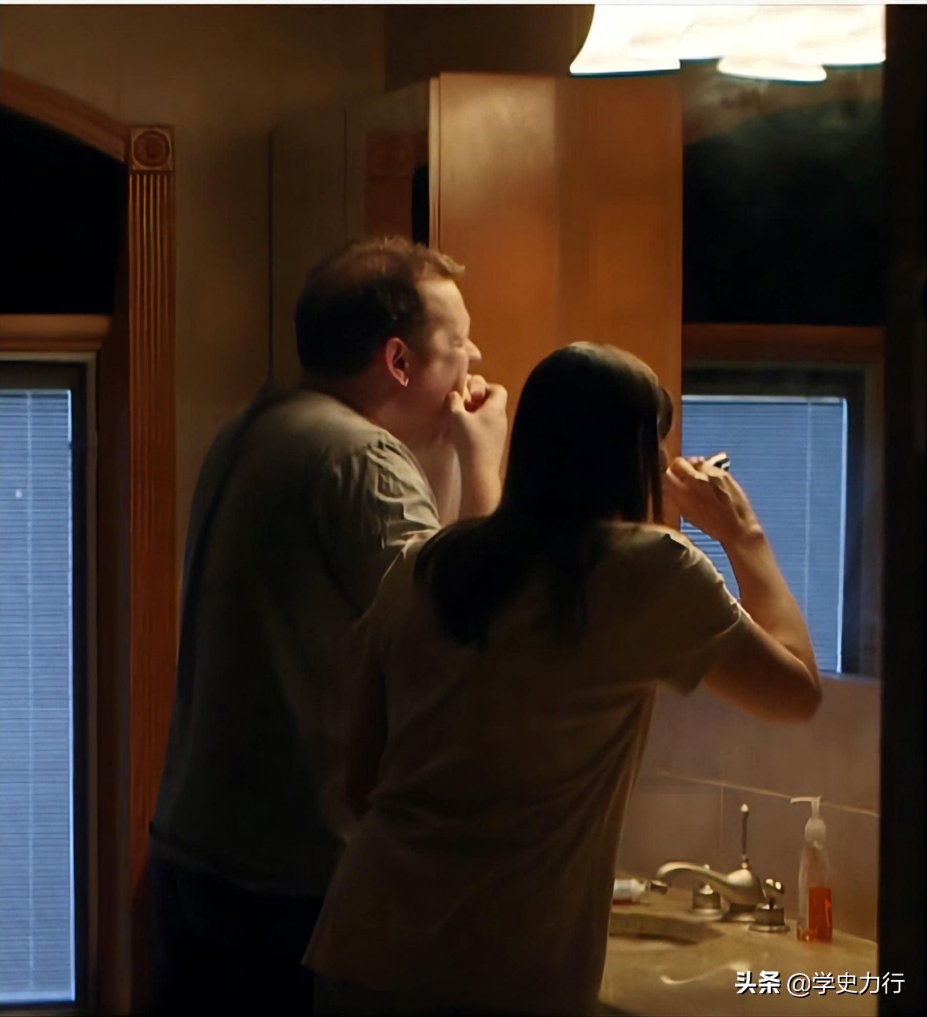 2011年，美国生物学教授感觉嘴里有异物，取出后发现是条罕见虫子