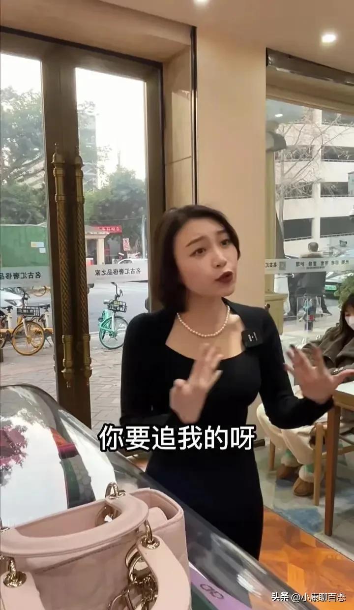 女子相亲带男生去买包,相亲女带相亲男的去买衣服