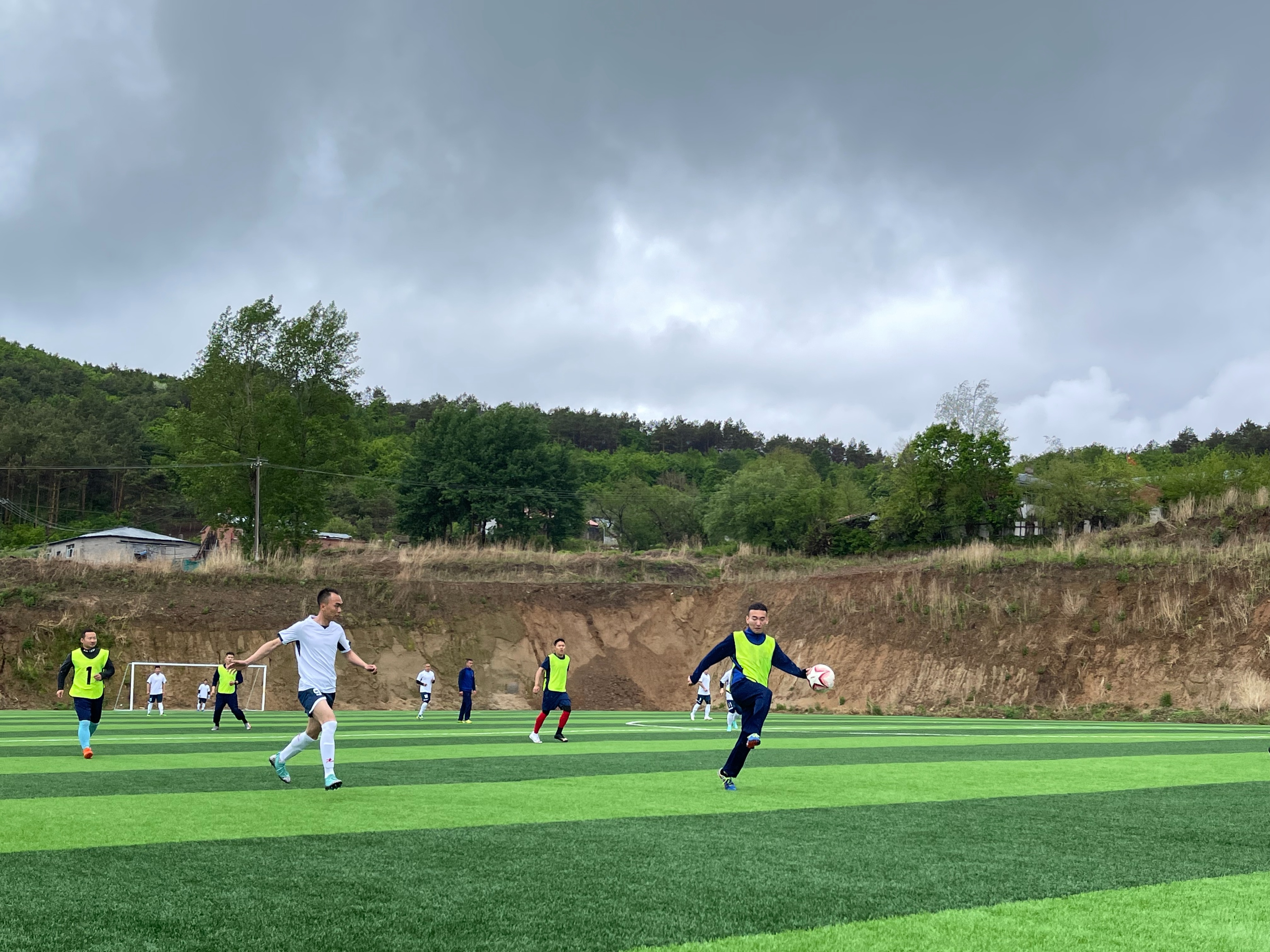 雨中驰骋绿荫，足球精神必赞——抚远大队组织“东极火焰蓝”杯足球对抗赛
