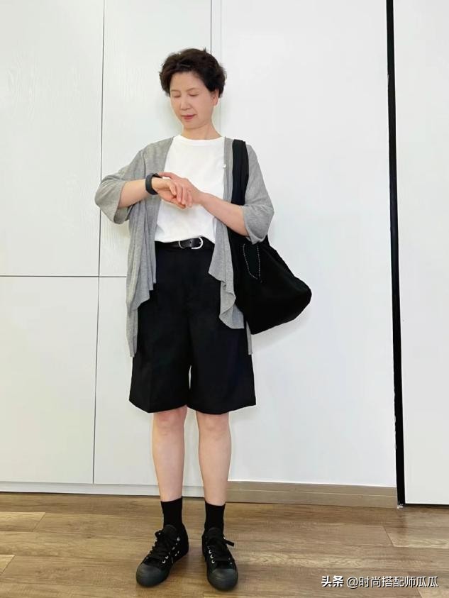 皮肤灰的女生穿什么显白,黑白灰女生穿什么颜色好看