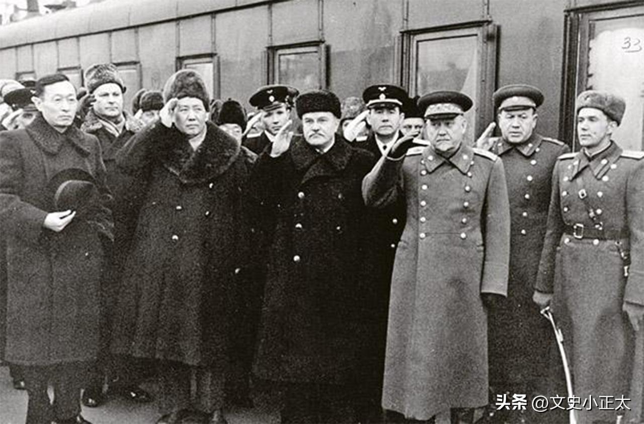 1957年毛*东泽**率团访苏，赫鲁晓夫问这小个子是谁，*小平邓**机智回答