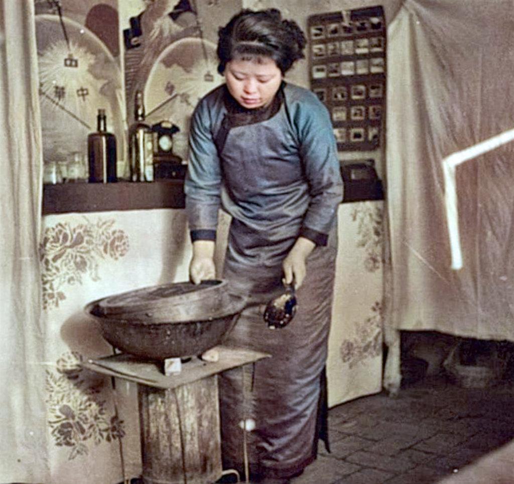 高清老照片：旗人格格大腿岔开豪放洗衣，地主三妻四妾不输女明星