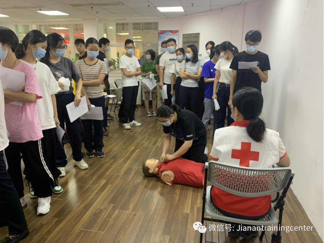 广州市红十字会2022年世界急救日宣传活动进广州地铁