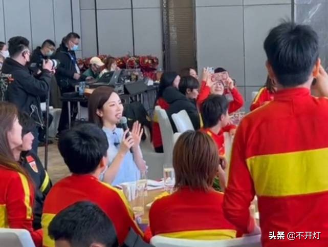 中国女足张杰李思思活动,张杰为中国女足庆祝视频