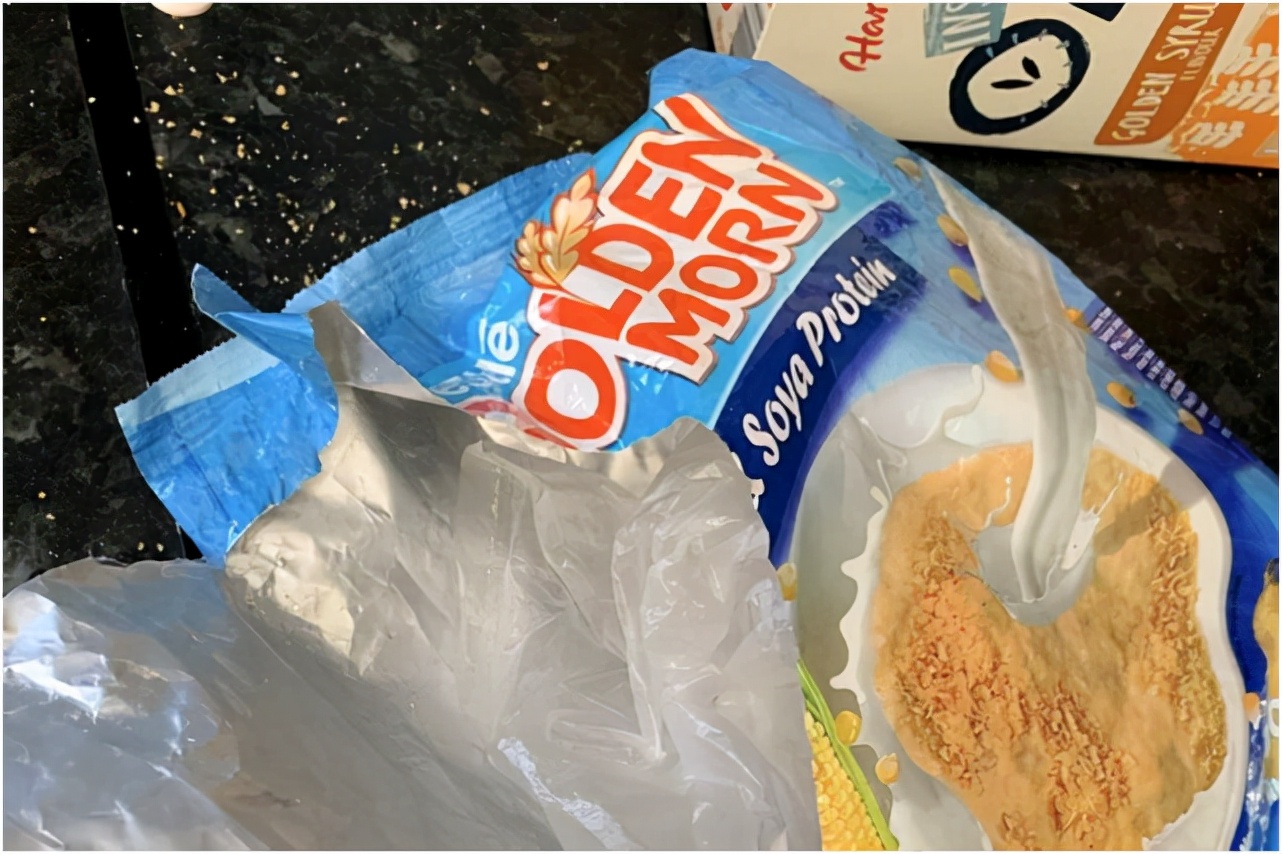 买麦片“送”*品毒**？食用数日的早餐竟藏有*毒冰**，英国母亲忙将幼儿送往医院