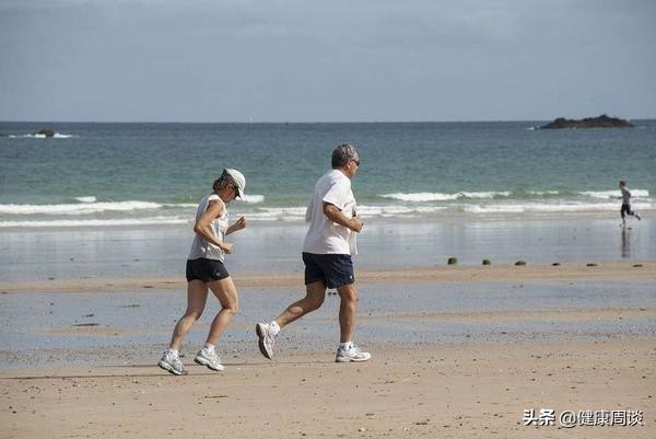 毛囊炎与青春痘如何区分,头上很多红色的痘痘毛囊炎