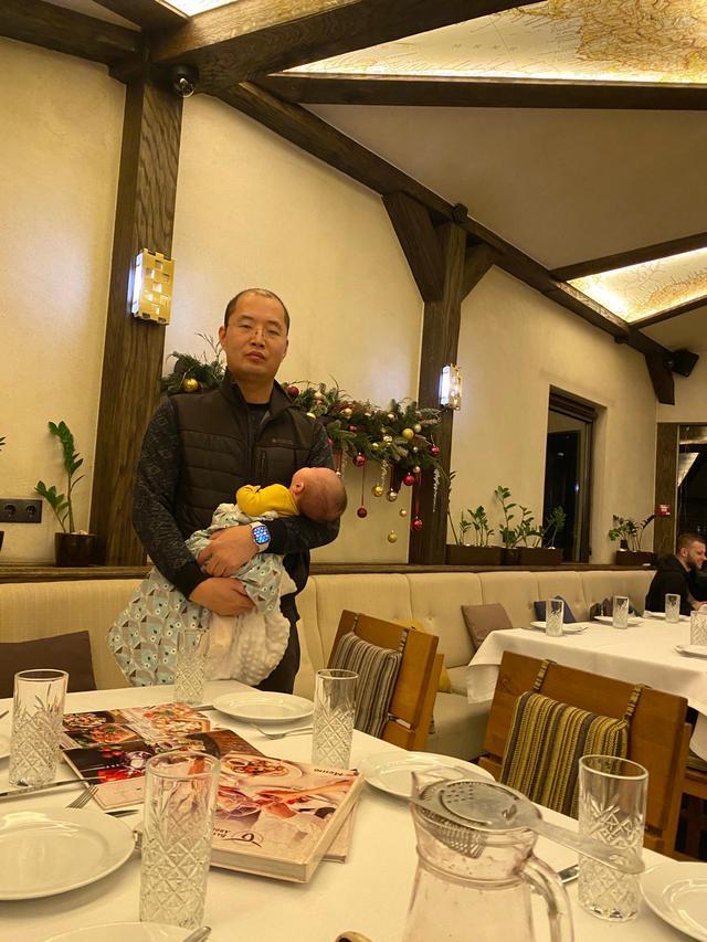 河南老乡在硝烟弥漫的战场赚钱，为找安全住所一个月内多次搬家