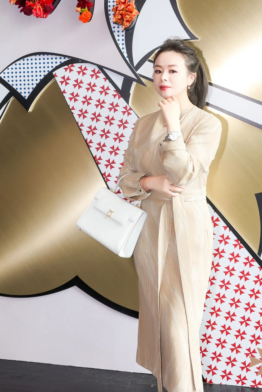 英国女王最喜欢的包包牌子,英国女王拿的包包价格