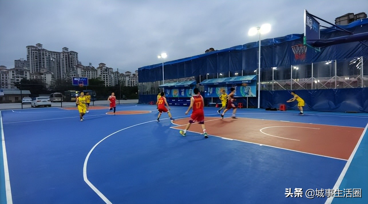 飞盘运动正悄然俘获年轻人的心,足球场地内玩飞盘